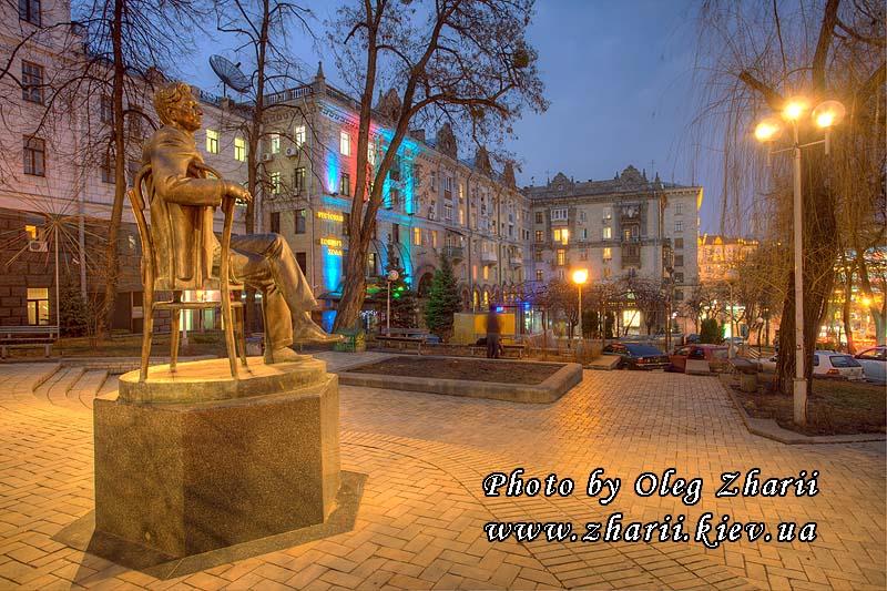 Киев, улица Прорезная, памятник Лесю Курбасу
