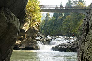 [ru]������, ���� ��� ��������� ������[en]Yaremche, Bridge over Probiy Waterfall
