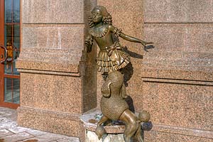 [ru]����, ����� �����, ���������� ��������[en]Kyiv, Puppet Theater, Sculpture of Malvina