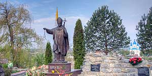 [en]Kamyanets-Podilskiy, Petropavlovskiy Cathedral, Monument to Johannes Paul II[ru]�������-����������, ��������������� ������, �������� ����� ����� �������