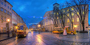 [ru]Львов, вечер на площади Рынок[en]Lviv, Rynok Square