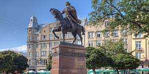 [en]Lviv, Monument to King Danylo[ru]Львов, памятник королю Даниле