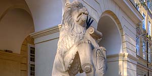 [en]Lviv, Lion at Entrance to the City Hall[ru]�����, ��� � ����� � ������